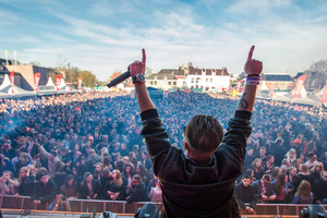 foto Kingsday Outdoor 2015, 27 april 2015, Oldehoofsterkerkhof, Leeuwarden #866772