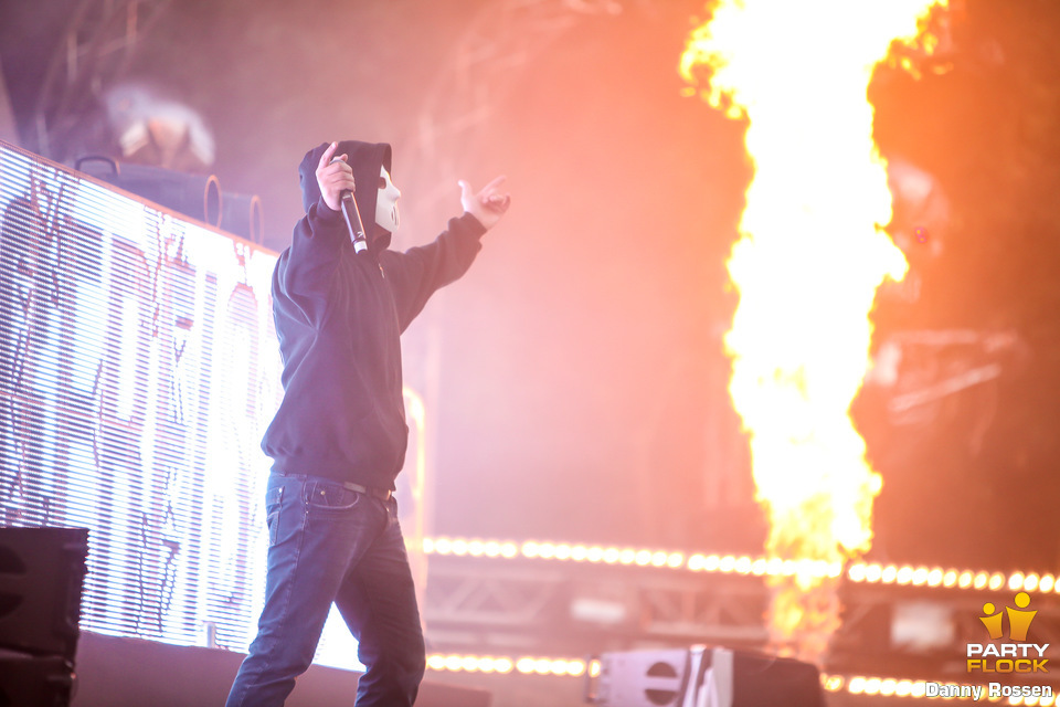 foto AIRFORCE Festival, 6 augustus 2016, Vliegveld Twenthe, met Angerfist