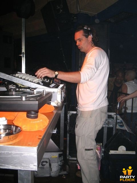 foto Back2school, 11 april 2004, Tropicana, met Buzz Fuzz