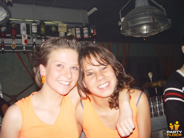 foto Queensday Rave, 30 april 2004, Jennifeu & Malibu, Drachten